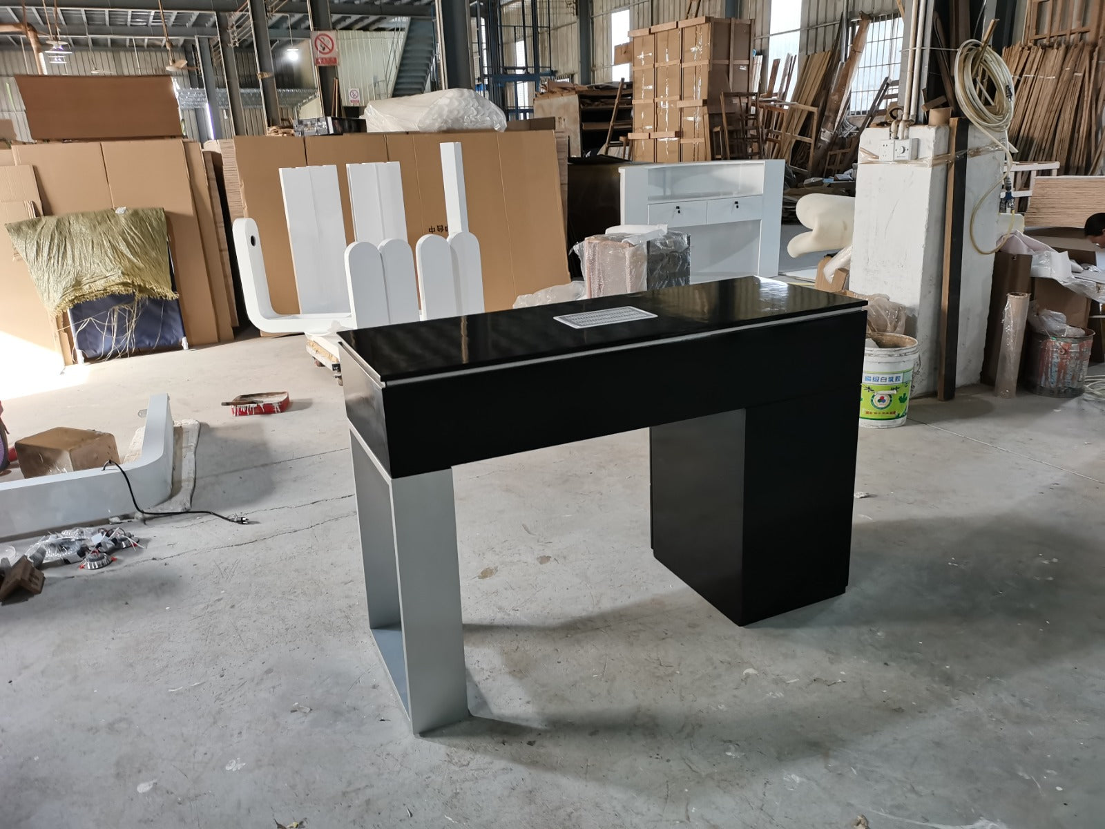 Modern Luxurious Single-Seater Manicure Table with Built-In Storage & Extractor Fan