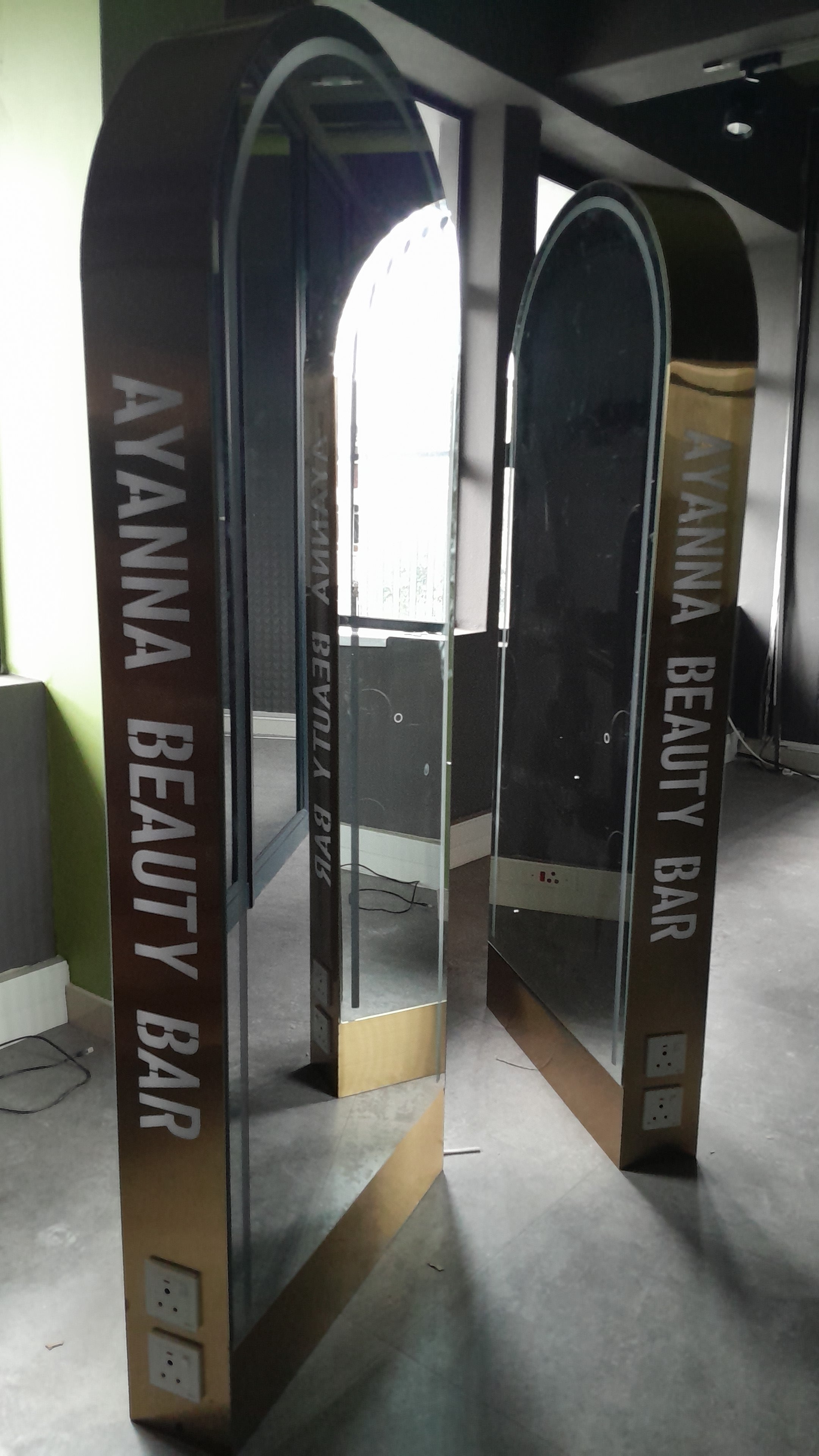 Professional Custom Arch Mirror with LED Light and Sockets for Salons