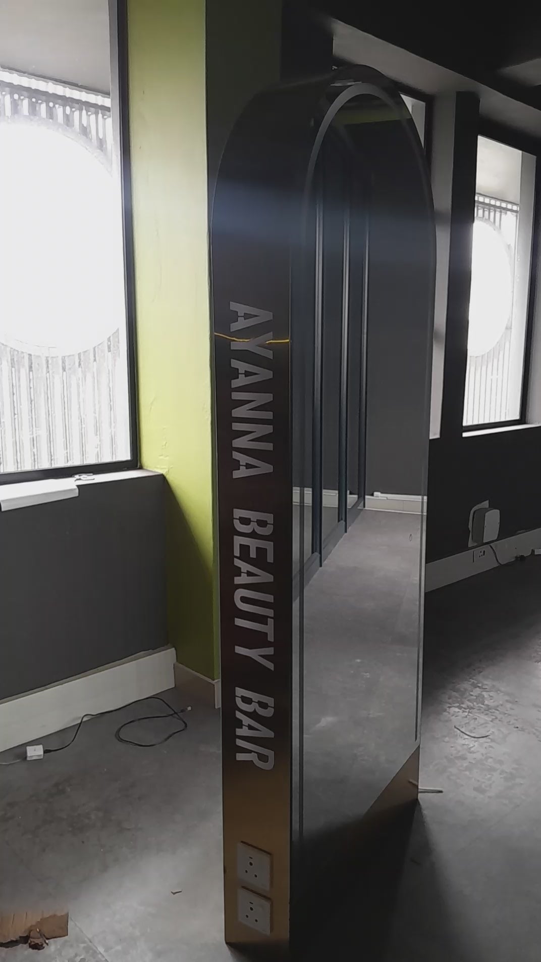 Professional Custom Arch Mirror with LED Light and Sockets for Salons